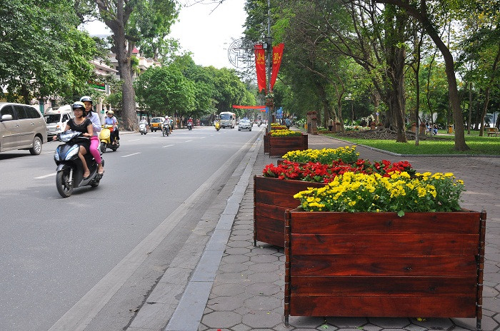 Khu vực quanh bờ Hồ (Đinh Tiên Hoàng) cũng được sắp xếp nhiều bồn hoa và giỏ hoa tạo ra một không gian cho phố phường Thủ đô. Khu vực quanh bờ Hồ (Đinh Tiên Hoàng) cũng được sắp xếp nhiều bồn hoa và giỏ hoa tạo ra một không gian cho phố phường Thủ đô.