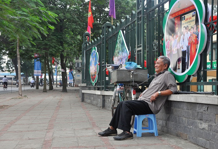 Một người thợ sửa xe đạp đang ngồi cảm nhận cái không khí trong lành, dễ chịu… khi đường phố ít người qua lại.
