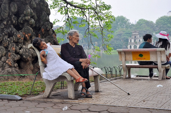 Hai bà cháu đi chơi Hồ Gươm ngày thống nhất đất nước