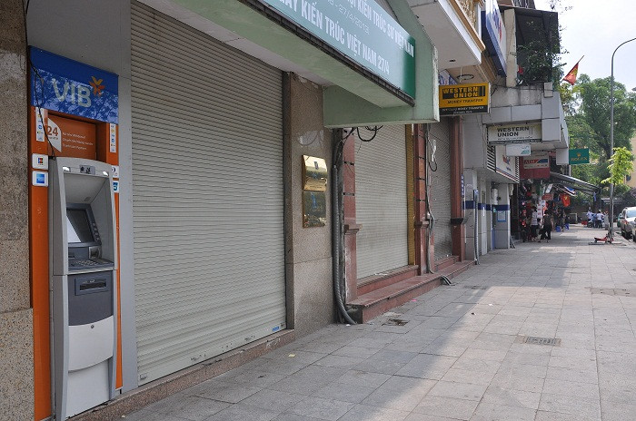 Nhiều của hàng kinh doanh trong ngày này cũng đóng cửa nghỉ lễ.