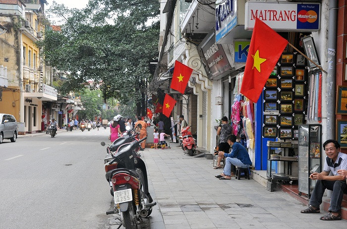 Vắng vẻ, thông thoáng trên nhiều tuyến phố ở Phố Cổ. (ảnh chụp tại Hàng Bông)