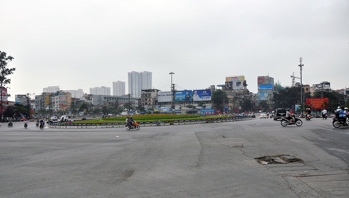 Lượng người tham gia giao thông trong giờ cao điểm không cao, mặt đường thông thoáng các phương tiện đi lại dễ dàng. (ảnh chụp tại: vòng xoay Cầu Giấy)