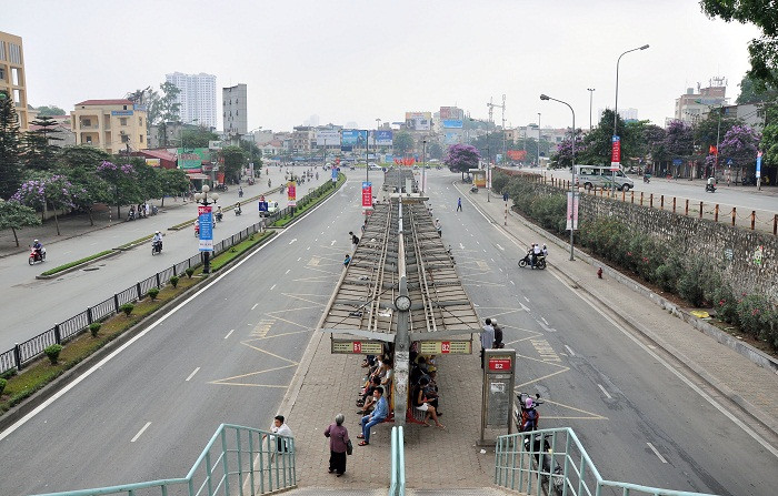 Không còn cái cảnh ồn ào, náo nháo, chen lấn… trong giờ cao điểm nữa, trạm trung chuyển xe buýt Cầu Giấy thông thoáng khác hẳn ngày thường.