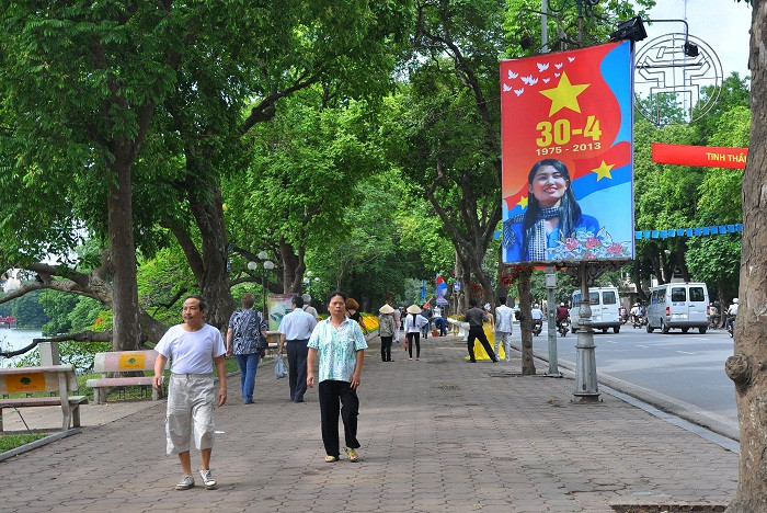 Hà Nội trở nên đẹp đẽ và yên bình hơn trong ngày giải phóng Sài Gòn.