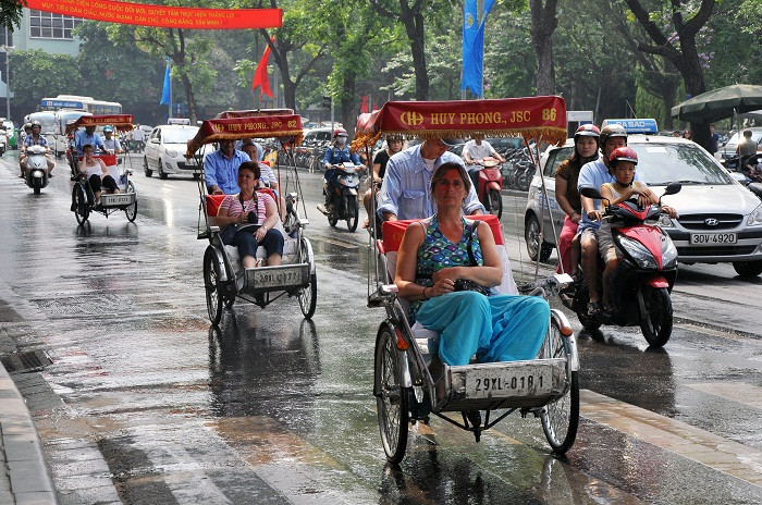 Trong những ngày này, du khách nước ngoài đổ về Hà Nội đông hơn ngày thường.