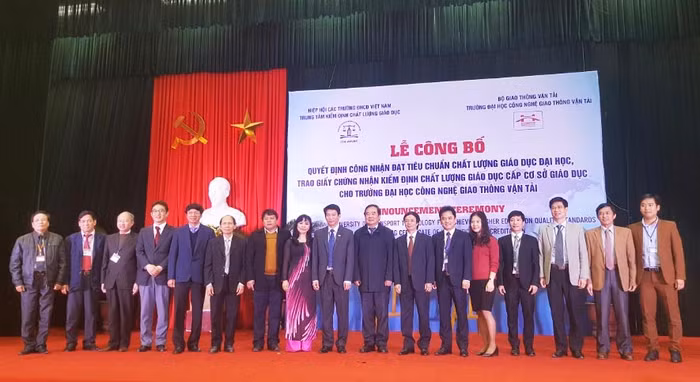 Các đại biểu chụp ảnh lưu niệm