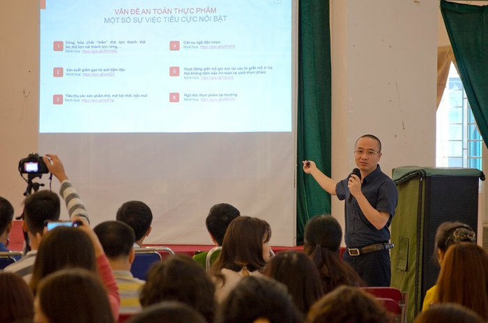 Ông Nguyễn Phan Huy Khôi – Đại diện Tân Hiệp Phát góp ý về các biện pháp giúp các trường mầm non, tiểu học giám sát an toàn thực phẩm để từng bước đẩy lùi thực phẩm bẩn ra khỏi bếp ăn trường học.