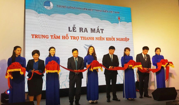 Các đại biểu cắt băng ra mắt Trung tâm Hỗ trợ Thanh niên khởi nghiệp (Ảnh: L.H) Các đại biểu cắt băng ra mắt Trung tâm Hỗ trợ Thanh niên khởi nghiệp (Ảnh: L.H)