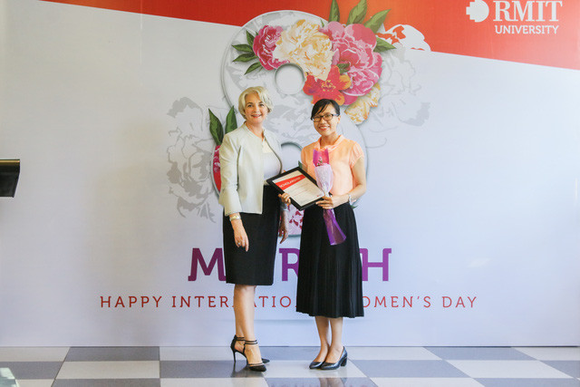 Nữ giảng viên Võ Ngọc Thảo Nguyên (bên phải) nhận học bổng từ Hiệu trưởng trường Đại học RMIT Việt Nam (Ảnh: Thanh Vân) Nữ giảng viên Võ Ngọc Thảo Nguyên (bên phải) nhận học bổng từ Hiệu trưởng trường Đại học RMIT Việt Nam (Ảnh: Thanh Vân)
