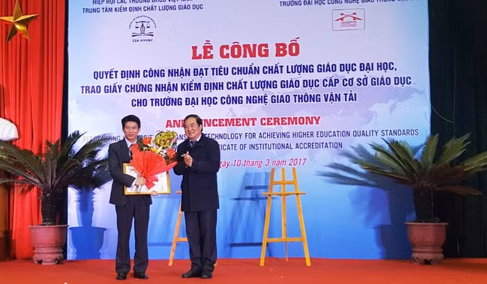 PGS.Trần Quang Quý - Phó chủ tịch Hiệp hội Các trường Đại học, Cao đẳng Việt Nam trao bằng khen và tặng hoa cho Trường Đại học Công nghệ Giao thông vận tải