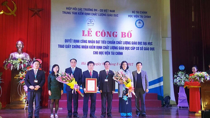 Trao chứng nhận đạt kiểm định chất lượng giáo dục cho trường Học viện Tài chính