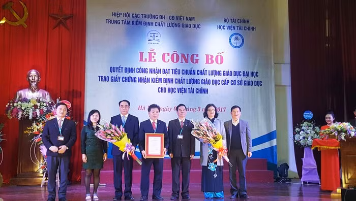 Trao chứng nhận đạt kiểm định chất lượng giáo dục cho trường Học viện Tài chính