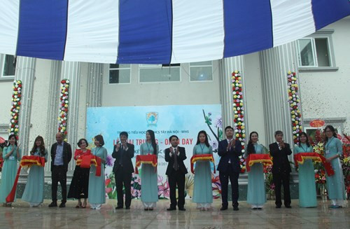 Các đại biểu cắt băng khánh thành Trường tiểu học và Trung học cơ sở Tây Hà Nội (Ảnh: Linh Chi) Các đại biểu cắt băng khánh thành Trường tiểu học và Trung học cơ sở Tây Hà Nội (Ảnh: Linh Chi)