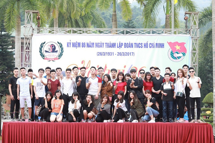 Học sinh chụp ảnh kỉ niệm tại khu du lịch sinh thái Ao Vua