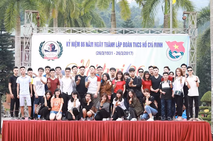 Học sinh chụp ảnh kỉ niệm tại khu du lịch sinh thái Ao Vua