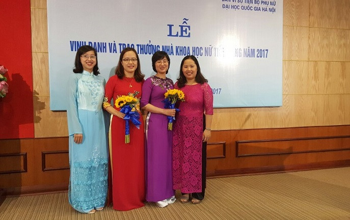 Tiến sĩ Phạm Bảo Yên (áo dài xanh) (Ảnh: Thùy Linh) Tiến sĩ Phạm Bảo Yên (áo dài xanh) (Ảnh: Thùy Linh)