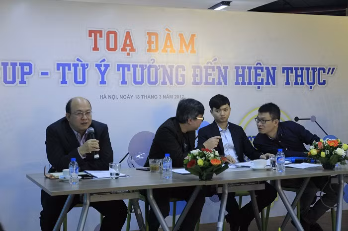 Các chuyên gia thảo luận để giải đáp thắc mắc cho câu hỏi của sinh viên (Ảnh: Nguyễn Huyền)