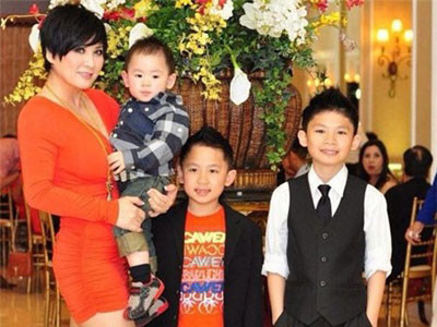 Phương Trinh vẫn rất gợi cảm dù đã là bà mẹ ba con. Phương Trinh vẫn rất gợi cảm dù đã là bà mẹ ba con.