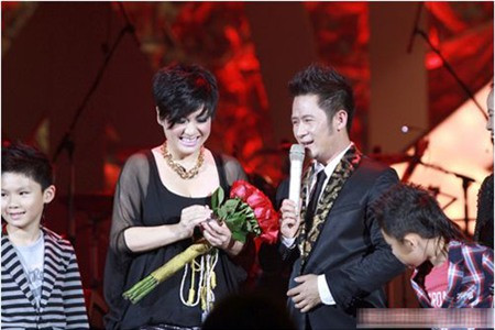 Trên sân khấu Sài Gòn và Hà Nội, vợ chồng Bằng Kiều - Trizzie Phương Trinh khiến không ít người ngưỡng mộ, xuýt xoa vì sự hạnh phúc của họ. Đây cũng là dịp nam ca sĩ tặng vợ chiếc nhẫn kim cương để kỷ niệm 10 năm ngày cưới trước sự chứng kiến của hàng ngàn người hâm mộ.