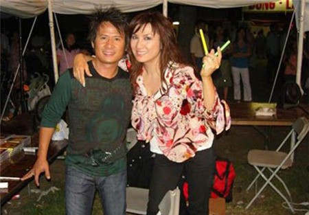 Bằng Kiều quen Trizzie Phương Trinh khi cùng tham gia chương trình Duyên dáng Việt Nam năm 2000. Khi Trizzie chuẩn bị quay lại Mỹ, cô nhận được cuộc điện thoại của anh chàng tự nhận là người hâm mộ ở Huế. Sau đó, cô mới biết chính Bằng Kiều đã giả giọng để trêu chọc mình.