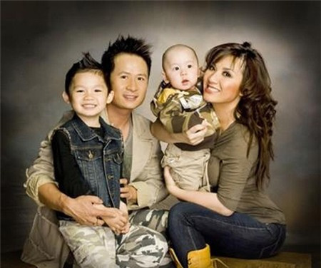 Không lâu sau đó, Trizzie tiếp tục sinh bé Bằng Anh. Trong sinh nhật lần thứ 6 của Colin cách đây không lâu, nam ca sĩ sinh năm 1973 đã viết: "Lúc con ra đời, bố mẹ mong con chỉ cần ngoan bằng anh Beckam là bố mẹ vui lắm rồi, thế nên bố mẹ mới đặt tên con là Colin Bằng Anh".