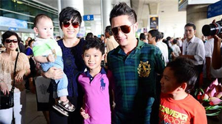 Cuối năm 2012 vừa rồi, lần đầu tiên Bằng Kiều được về nước biểu diễn. Trước đó, vào năm 2011, anh trai nam ca sĩ là nghệ sĩ Bằng Thái từng chia sẻ: "Nói thật, tiền bạc và danh tiếng bây giờ, vợ chồng Bằng Kiều không thiếu, nhưng em tôi lại thiếu thốn tình thương yêu. Bởi vậy mà tôi luôn bảo em phải về Việt Nam hát để phục vụ khán giả và tương lai, dứt khoát Bằng Kiều sẽ làm được".