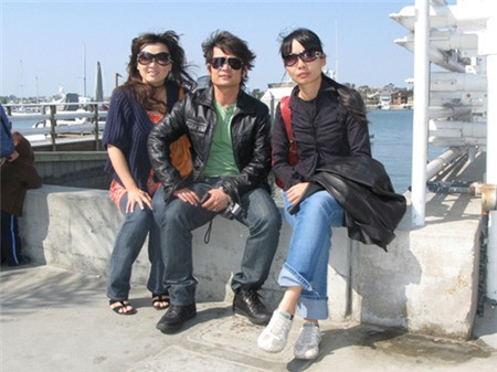 Hình ảnh Bằng Kiều và Trizzie Phương Trinh cùng một phóng viên từ Việt Nam sang thăm năm 2008. Trizzie được nhiều người miêu tả như một phụ nữ sôi động, trẻ trung nhưng hết lòng vì chồng vì con và cả gia đình.