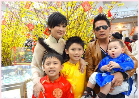 Họ còn đón Tết Nguyên đán cùng nhau khiến không ai tin nổi chuyện hôn nhân của Bằng Kiều và Trizzie Phương Trinh đã tan vỡ. Theo một số nguồn tin, rất có thể Trizzie sẽ nhận nuôi cả ba cậu con trai. Bằng Kiều sẽ hỗ trợ cô về mặt tài chính và có quyền thăm hỏi con cái bình thường. Tuy nhiên, thông tin này chưa được những người trong cuộc xác nhận chính thức.