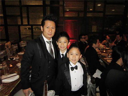 Đầu năm 2013, cả nhà Bằng Kiều lại cùng nhau đi dự tiệc cưới của Minh Tuyết - người đồng nghiệp thân thiết kể từ khi anh sang Mỹ sinh sống và lập nghiệp.