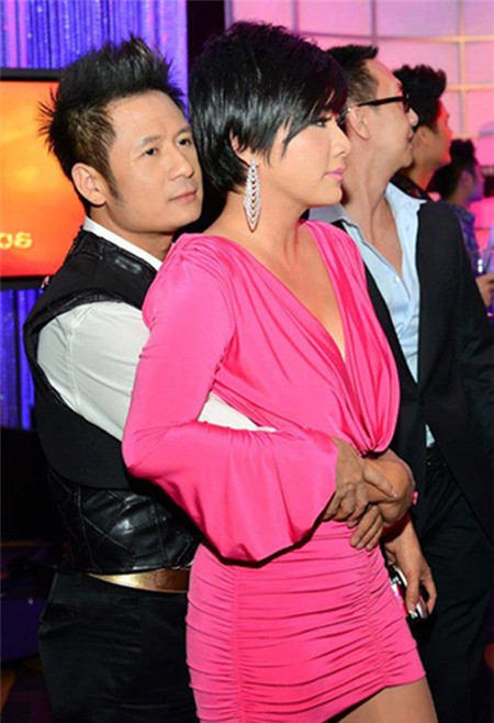 Là một trong những người bạn thân của Bằng Kiều, Minh Tuyết từng tiết lộ rất nhiều chuyện "thâm cung bí sử" của gia đình cặp trai tài gái sắc này: "Anh Kiều có một đặc điểm là rất sợ vợ. Nhưng tôi thấy, cứ đàn ông nào mà nói sợ vợ là chính người đó càng đào hoa đó! Ngược lại, tôi thấy mỗi khi kể về anh Kiều, chị Trizzie cũng toàn kể tốt về anh ấy. Với chị Trizzie thì anh Kiều không chỉ là chồng, là bố các con của chị mà chị còn xem anh ấy như là thần tượng nữa. Cái gì của anh Kiều đối với chị Trizzie cũng là hay, cũng là tốt hết".