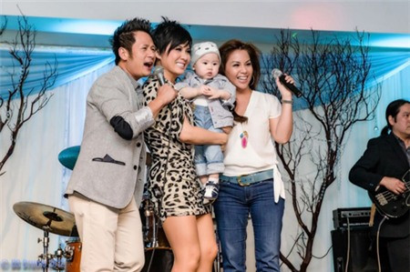 Không lâu sau đó, Bằng Kiều chia sẻ trên trang cá nhân của mình bức hình chụp chung với Trizzie Phương Trinh và cậu út Kenzi với lời chú thích: "Cô Minh Tuyết có thèm không?".