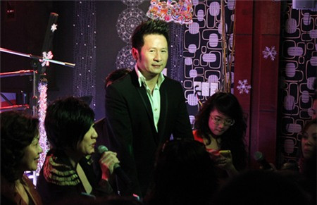 Cuối năm 2012, vợ chồng Bằng Kiều tổ chức một buổi gặp mặt người hâm mộ nho nhỏ ở Hà Nội nhân chuyến về thăm gia đình. Trong buổi gặp gỡ này, cựu thành viên Quả dưa hấu cho biết: "Tôi đi hát ở khắp nơi, không ai chê tôi hát dở bao giờ, vậy mà khi trở về nhà thì chỉ có bà xã chê. Cô ấy là người chê tôi nhiều nhất. Tuy nhiên tôi lại cảm thấy mình rất may mắn khi có một khán giả khó tính luôn ở bên cạnh, góp ý và cho tôi lời khuyên bổ ích".