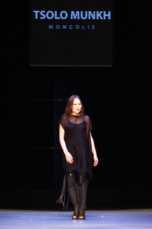 NTK người Mông Cổ Tsolo Munkh. NTK người Mông Cổ Tsolo Munkh.