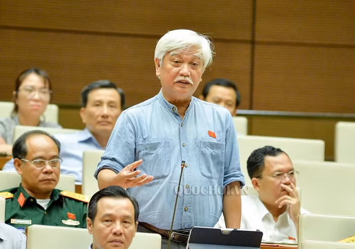 Ông Dương Trung Quốc, Ủy viên Ủy ban Văn hóa, Giáo dục Thanh niên, thiếu niên, nhi đồng của Quốc hội (ảnh nguồn quochoi.vn).