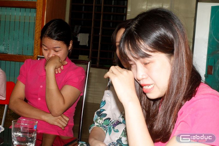 Mong mỏi Trường mầm non Tuổi Thơ Thanh Chương, Nghệ An được mở của trở lại sớm nhưng giờ đây các cô giáo từng quỳ giữ trường nay tiếp tục chờ đợi một quyết sách nhân văn đến từ các cơ quan có thẩm quyền (ảnh Trinh Phúc). Mong mỏi Trường mầm non Tuổi Thơ Thanh Chương, Nghệ An được mở của trở lại sớm nhưng giờ đây các cô giáo từng quỳ giữ trường nay tiếp tục chờ đợi một quyết sách nhân văn đến từ các cơ quan có thẩm quyền (ảnh Trinh Phúc).