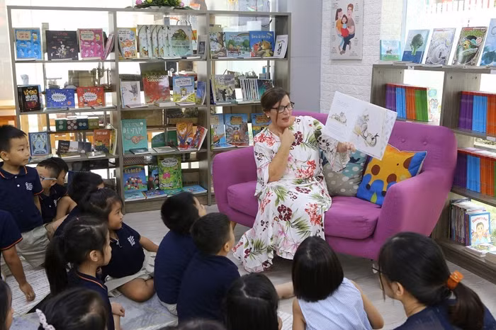 Học sinh tiểu học thích thú khi đọc sách cùng Phu nhân Thủ tướng
