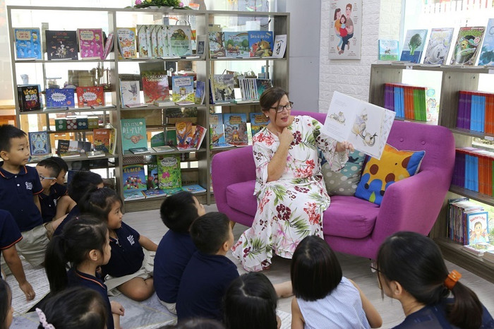 Học sinh tiểu học thích thú khi đọc sách cùng Phu nhân Thủ tướng Học sinh tiểu học thích thú khi đọc sách cùng Phu nhân Thủ tướng