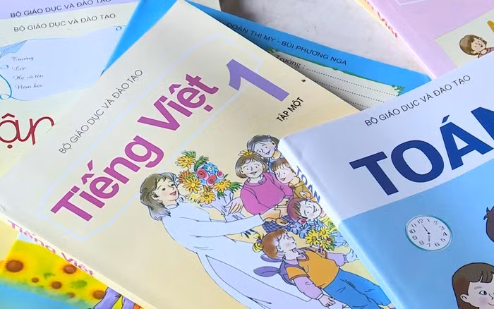 Hiện Bộ Giáo dục đang thẩm định 5 bản thảo bộ sách giáo khoa cho lớp 1 (Ảnh minh họa: VTV)