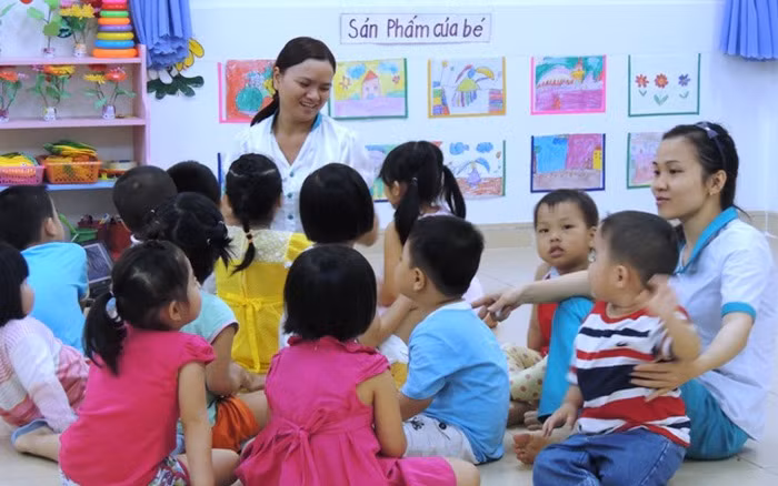 Cả nước hiện còn thiếu trên 49.000 giáo viên mầm non. Một số tỉnh thiếu hơn 1.000 giáo viên như: Đồng Nai, Nam Định, Nghệ An, Hưng Yên, Bắc Ninh, Bắc Giang...(Ảnh minh họa: VTV) Cả nước hiện còn thiếu trên 49.000 giáo viên mầm non. Một số tỉnh thiếu hơn 1.000 giáo viên như: Đồng Nai, Nam Định, Nghệ An, Hưng Yên, Bắc Ninh, Bắc Giang...(Ảnh minh họa: VTV)