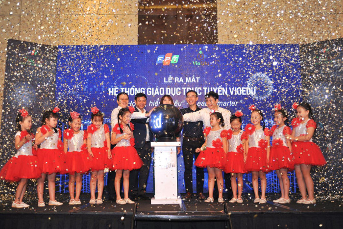 Đại biểu cùng các cháu học sinh ấn nút ra mắt Hệ thống học tập trực tuyến VioEdu. Đại biểu cùng các cháu học sinh ấn nút ra mắt Hệ thống học tập trực tuyến VioEdu.
