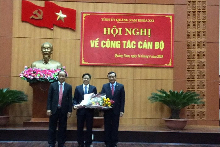 Thường trực Tỉnh ủy, Ủy viên Ban Thường vụ Tỉnh ủy, Tỉnh ủy viên, người đứng đầu các cấp phải nghiêm khắc với người thân. (trong ảnh: Tỉnh ủy Quảng Nam công bố quyết định về bổ nhiệm cán bộ). Thường trực Tỉnh ủy, Ủy viên Ban Thường vụ Tỉnh ủy, Tỉnh ủy viên, người đứng đầu các cấp phải nghiêm khắc với người thân. (trong ảnh: Tỉnh ủy Quảng Nam công bố quyết định về bổ nhiệm cán bộ).