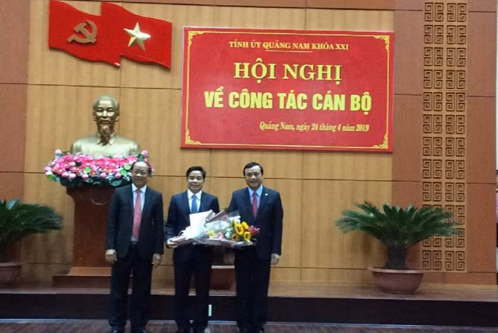 Thường trực Tỉnh ủy, Ủy viên Ban Thường vụ Tỉnh ủy, Tỉnh ủy viên, người đứng đầu các cấp phải nghiêm khắc với người thân. (trong ảnh: Tỉnh ủy Quảng Nam công bố quyết định về bổ nhiệm cán bộ).