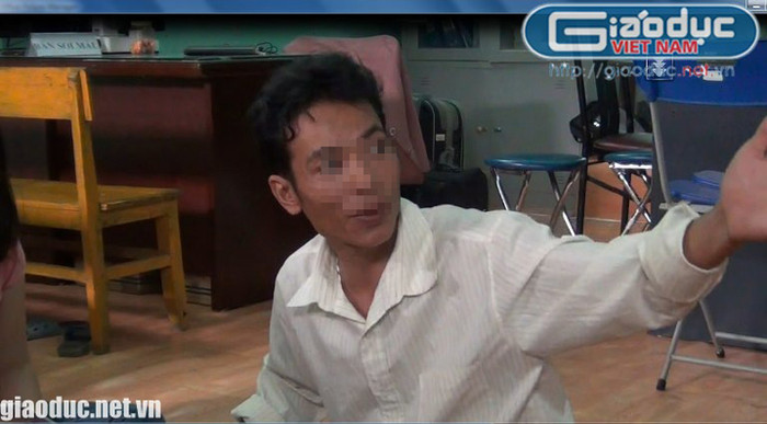 Sau hàng chuỗi câu hỏi liên tiếp kéo dài vài chục phút, “nhà ngoại cảm” lại giục: "Quan thần linh lên chưa?...Cho người ngồi để quan thần linh nhập đi, cứ chờ nhé, quan thần linh sẽ lên ngay". Điện thoại được ngắt vài phút để gia đình chờ thần linh. Trong thời gian đó, nhân viên UIA tranh thủ trò chuyện cùng “nhà ngoại cảm”: "Mọi người băn khoăn không biết quan thần linh nhập sẽ như thế nào để biết đó là quan thần linh?". “Nhà ngoại cảm" hùng hồn trả lời: "Quan thần linh sẽ lắc lư, phồng mồm, trợn mắt rất hùng dũng". Vừa nói, "tướng quân" vừa thể hiện một cách ngô nghê khiến nhân viên phải phì cười. Sau hàng chuỗi câu hỏi liên tiếp kéo dài vài chục phút, “nhà ngoại cảm” lại giục: "Quan thần linh lên chưa?...Cho người ngồi để quan thần linh nhập đi, cứ chờ nhé, quan thần linh sẽ lên ngay". Điện thoại được ngắt vài phút để gia đình chờ thần linh. Trong thời gian đó, nhân viên UIA tranh thủ trò chuyện cùng “nhà ngoại cảm”: "Mọi người băn khoăn không biết quan thần linh nhập sẽ như thế nào để biết đó là quan thần linh?". “Nhà ngoại cảm" hùng hồn trả lời: "Quan thần linh sẽ lắc lư, phồng mồm, trợn mắt rất hùng dũng". Vừa nói, "tướng quân" vừa thể hiện một cách ngô nghê khiến nhân viên phải phì cười.