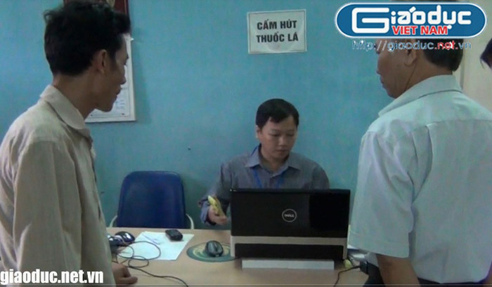Liệt sĩ kêu bị thương từ bụng trở xuống, mất cả hai chân thì không thể đứng được. “Tướng quân” nói: “Cứ đi, đi cho đến khi nào ngã lăn ra thì chỗ ngã ra là phần mộ! Ngay khi "tướng quân" vừa dứt lời, chỉ nghe thấy đầu dây bên kia “ối” một tiếng như là ai vừa ngã ra vậy, rồi mất tín hiệu! - Thành công rồi, liệt sĩ ngã ra chỉ mộ rồi đấy - “tướng quân” vui mừng. Tiến sĩ Vũ Thế Khanh, Giám đốc Liên hiệp UIA thông báo, cuộc khảo nghiệm kết thúc. Ông yêu cầu “nhà ngoại cảm” cùng đoàn cán bộ xuống tầng 2. Liệt sĩ kêu bị thương từ bụng trở xuống, mất cả hai chân thì không thể đứng được. “Tướng quân” nói: “Cứ đi, đi cho đến khi nào ngã lăn ra thì chỗ ngã ra là phần mộ! Ngay khi "tướng quân" vừa dứt lời, chỉ nghe thấy đầu dây bên kia “ối” một tiếng như là ai vừa ngã ra vậy, rồi mất tín hiệu! - Thành công rồi, liệt sĩ ngã ra chỉ mộ rồi đấy - “tướng quân” vui mừng. Tiến sĩ Vũ Thế Khanh, Giám đốc Liên hiệp UIA thông báo, cuộc khảo nghiệm kết thúc. Ông yêu cầu “nhà ngoại cảm” cùng đoàn cán bộ xuống tầng 2.