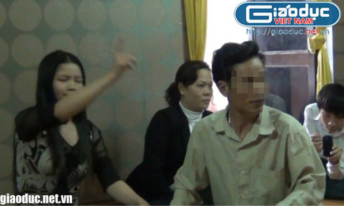Khi "thần linh" "thăng", nhân viên ban khảo nghiệm băn khoăn hỏi "tướng quân": - "Nhưng đào sâu bao nhiêu thì thấy cốt hả anh"? - Đào sâu, lúc nào thấy cốt thì thấy chứ sao! - "nhà ngoại cảm" trả lời. Vừa giờ nghỉ trưa. Vậy là cuộc chỉnh mộ trực tiếp qua điện thoại có thể coi như thành công.!!! Đã mời được quan thần linh lên và chỉ vị trí ngôi mộ. Khi "thần linh" "thăng", nhân viên ban khảo nghiệm băn khoăn hỏi "tướng quân": - "Nhưng đào sâu bao nhiêu thì thấy cốt hả anh"? - Đào sâu, lúc nào thấy cốt thì thấy chứ sao! - "nhà ngoại cảm" trả lời. Vừa giờ nghỉ trưa. Vậy là cuộc chỉnh mộ trực tiếp qua điện thoại có thể coi như thành công.!!! Đã mời được quan thần linh lên và chỉ vị trí ngôi mộ.