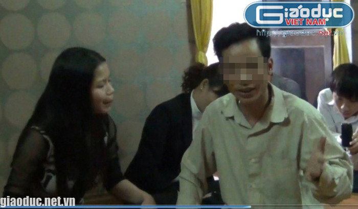 Ngày thứ 2, “tướng quân” đến trụ sở UIA vẫn với nét mặt hào hứng. Tuồng cũ diễn lại. Nhưng lần này là giúp ông Lê Đình An tìm anh trai là Liệt sĩ chống Pháp Lê Đình Ân, hy sinh ở đồi A1 Điện Biên Phủ. Qua điện thoại, liệt sĩ “lên”, chỉ khóc lóc và kêu đau đớn. "Tướng quân" dỗ dành và yêu cầu liệt sĩ đứng lên chỉ phần mộ đang ở vị trí nào. Ngày thứ 2, “tướng quân” đến trụ sở UIA vẫn với nét mặt hào hứng. Tuồng cũ diễn lại. Nhưng lần này là giúp ông Lê Đình An tìm anh trai là Liệt sĩ chống Pháp Lê Đình Ân, hy sinh ở đồi A1 Điện Biên Phủ. Qua điện thoại, liệt sĩ “lên”, chỉ khóc lóc và kêu đau đớn. "Tướng quân" dỗ dành và yêu cầu liệt sĩ đứng lên chỉ phần mộ đang ở vị trí nào.