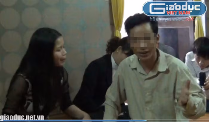 Ngày thứ 2, “tướng quân” đến trụ sở UIA vẫn với nét mặt hào hứng. Tuồng cũ diễn lại. Nhưng lần này là giúp ông Lê Đình An tìm anh trai là Liệt sĩ chống Pháp Lê Đình Ân, hy sinh ở đồi A1 Điện Biên Phủ. Qua điện thoại, liệt sĩ “lên”, chỉ khóc lóc và kêu đau đớn. "Tướng quân" dỗ dành và yêu cầu liệt sĩ đứng lên chỉ phần mộ đang ở vị trí nào.