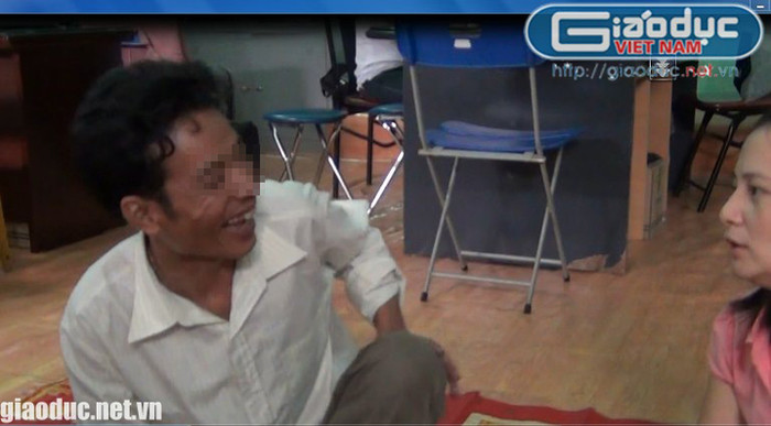 Tuy nhiên, khi việc tìm 2 ngôi mộ liệt sĩ đầu tiên đang còn dang dở, Đức bị Công an Thừa Thiên Huế ngăn cản vì hành nghề mê tín dị đoan. Đức đã làm đơn tới Liên hiệp khoa học UIA yêu cầu xin được khảo nghiệm khả năng đặc biệt để hành nghề một cách đàng hoàng hơn. Tuy nhiên, khi việc tìm 2 ngôi mộ liệt sĩ đầu tiên đang còn dang dở, Đức bị Công an Thừa Thiên Huế ngăn cản vì hành nghề mê tín dị đoan. Đức đã làm đơn tới Liên hiệp khoa học UIA yêu cầu xin được khảo nghiệm khả năng đặc biệt để hành nghề một cách đàng hoàng hơn.