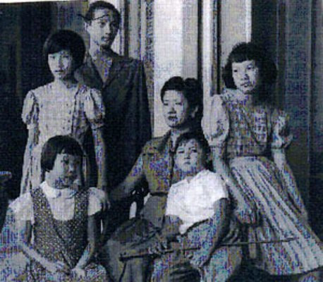 Rũ bỏ lớp áo vàng son quyền quý, bà Nam Phương quay lại sống đúng nghĩa cuộc đời an lành, bình dị của một phụ nữ An Nam học thức. Hàng ngày, bà dậy rất sớm, thường tự tay trang trí, dọn dẹp nhà cửa và chăm sóc cây cảnh. Vừa làm bà vừa khe khẽ hát. Khi có việc ra ngoài, bà thường tự tay lái chiếc xe hơi hiệu Dauphine, có thêm cô hầu gái hay người quản gia đi theo (ảnh: Hoàng hậu Nam Phương, Hoàng thái tử Bảo Long, các Công chúa Phương Mai, Phương Liên, Phương Dung và hoàng tử Bảo Thăng khi mới sang Pháp). Rũ bỏ lớp áo vàng son quyền quý, bà Nam Phương quay lại sống đúng nghĩa cuộc đời an lành, bình dị của một phụ nữ An Nam học thức. Hàng ngày, bà dậy rất sớm, thường tự tay trang trí, dọn dẹp nhà cửa và chăm sóc cây cảnh. Vừa làm bà vừa khe khẽ hát. Khi có việc ra ngoài, bà thường tự tay lái chiếc xe hơi hiệu Dauphine, có thêm cô hầu gái hay người quản gia đi theo (ảnh: Hoàng hậu Nam Phương, Hoàng thái tử Bảo Long, các Công chúa Phương Mai, Phương Liên, Phương Dung và hoàng tử Bảo Thăng khi mới sang Pháp).