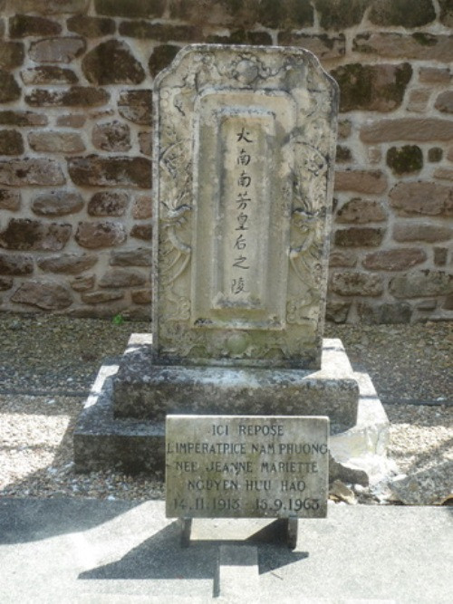 Cựu hoàng Bảo Đại không có mặt trong đám tang của vợ. Mộ phần của bà được đặt trong phần mộ của dòng họ Bá tước De La Besse. Bà Bá tước De La Besse, tức Công chúa Như Lý cũng có mặt trong dòng người đưa tang của làng Chabrignac, với nỗi ân hận vì trước đó hai người đã không hề có cơ hội gặp gỡ nhau. Ít lâu sau, Công chúa Như Lý đã lần lượt cải táng mộ Vua Hàm Nghi từ Alger về nghĩa trang này. Sau đó, Công chúa Như Mai, Hoàng tử Minh Đức cũng lần lượt được đưa về an táng tại làng Chabrignac, cách mộ của Nam Phương Hoàng hậu không xa lắm. Ngôi mộ của bà Hoàng Hậu Nam Phương, người vợ chính thức đầu tiên của Bảo Đại, rất dễ nhận ra, vì có hai cây tùng trồng hai bên mộ, nay đã cao và to phình. Ngôi mộ có vẻ mới được trùng tu lại, sạch sẽ, đơn sơ. Nắp đậy huyệt chỉ là một tấm bê tông phẳng phiu, có chạm nổi hình thánh giá và một tấm bia chìm đề hàng chữ “ Sa Majesté Nam Phuong Impératrice d'Annam 1913 – 1963” . Trên nắp huyệt dựng một tấm bia khác đề rõ hơn một chút “ Ici repose l'Impératrice Nam Phuong, née Jeanne Mariette Nguyen Huu Hao, 14.11.1913 – 15.09.1963” (Mộ Nam Phương Hoàng Hậu tại làng Chabrignac). Cựu hoàng Bảo Đại không có mặt trong đám tang của vợ. Mộ phần của bà được đặt trong phần mộ của dòng họ Bá tước De La Besse. Bà Bá tước De La Besse, tức Công chúa Như Lý cũng có mặt trong dòng người đưa tang của làng Chabrignac, với nỗi ân hận vì trước đó hai người đã không hề có cơ hội gặp gỡ nhau. Ít lâu sau, Công chúa Như Lý đã lần lượt cải táng mộ Vua Hàm Nghi từ Alger về nghĩa trang này. Sau đó, Công chúa Như Mai, Hoàng tử Minh Đức cũng lần lượt được đưa về an táng tại làng Chabrignac, cách mộ của Nam Phương Hoàng hậu không xa lắm. Ngôi mộ của bà Hoàng Hậu Nam Phương, người vợ chính thức đầu tiên của Bảo Đại, rất dễ nhận ra, vì có hai cây tùng trồng hai bên mộ, nay đã cao và to phình. Ngôi mộ có vẻ mới được trùng tu lại, sạch sẽ, đơn sơ. Nắp đậy huyệt chỉ là một tấm bê tông phẳng phiu, có chạm nổi hình thánh giá và một tấm bia chìm đề hàng chữ “ Sa Majesté Nam Phuong Impératrice d'Annam 1913 – 1963” . Trên nắp huyệt dựng một tấm bia khác đề rõ hơn một chút “ Ici repose l'Impératrice Nam Phuong, née Jeanne Mariette Nguyen Huu Hao, 14.11.1913 – 15.09.1963” (Mộ Nam Phương Hoàng Hậu tại làng Chabrignac).